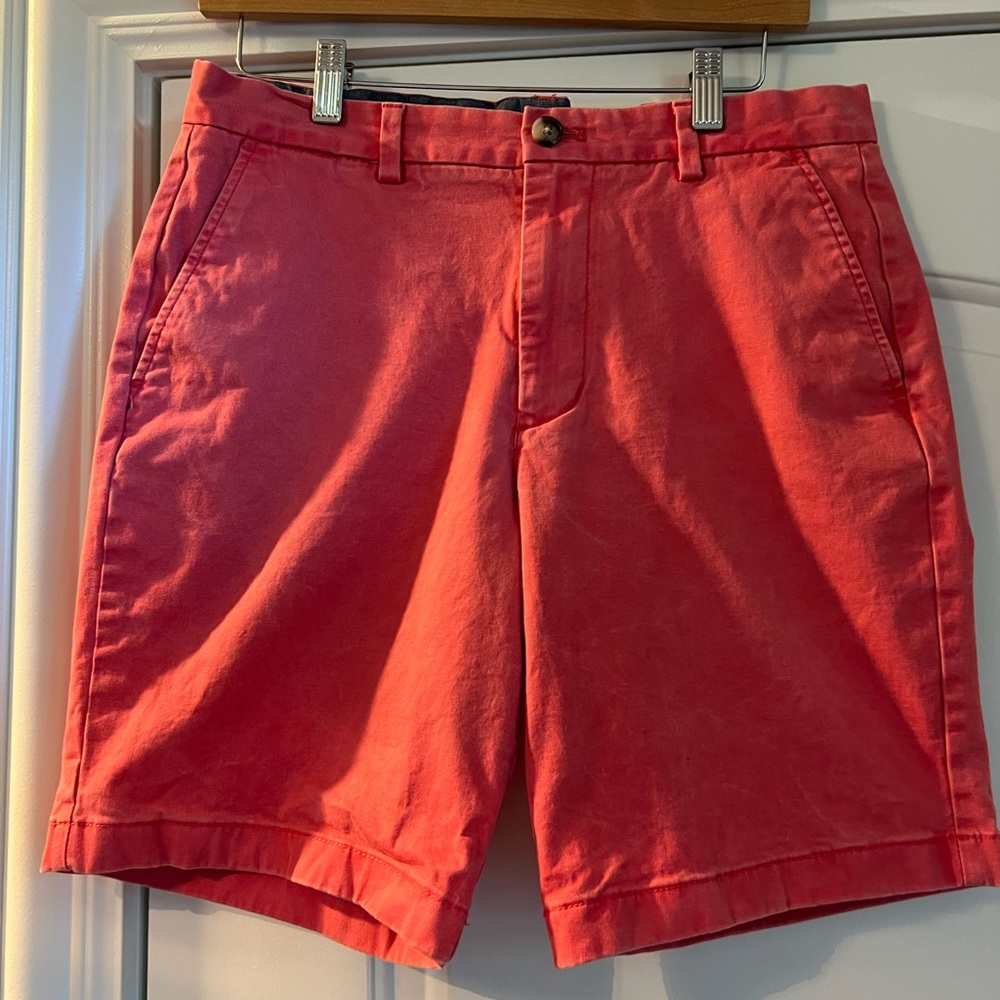 Vineyard vines. Men’s short. Color coral. Size 30